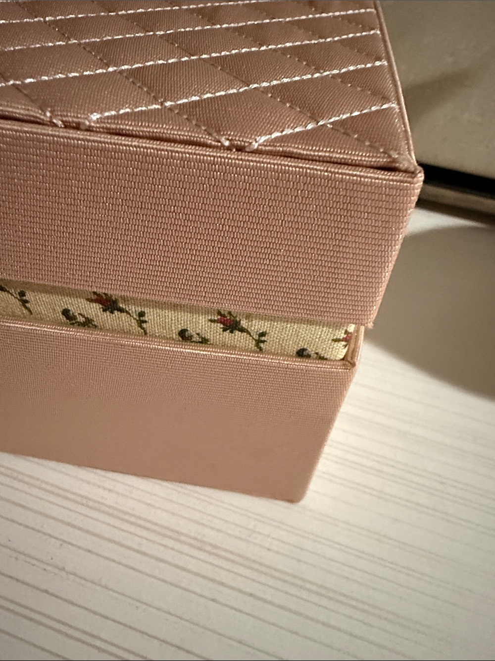 Gucci Beauty pink jewelry and makeup vanity case with a floral-lined interior. - Picture 7 of 15